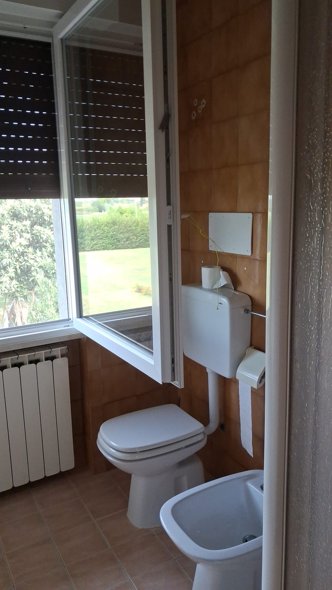 Bagno con lavabo e doccia